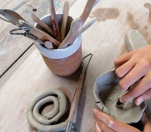 Les ateliers poterie inter-générationnels