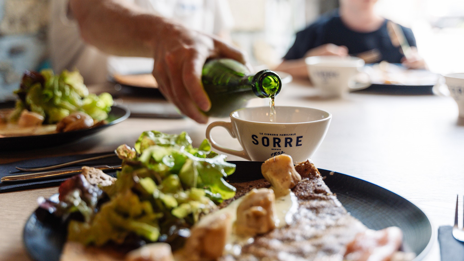 Cidre breton : passer de la cueillette à la buvette en 4 étapes🍺